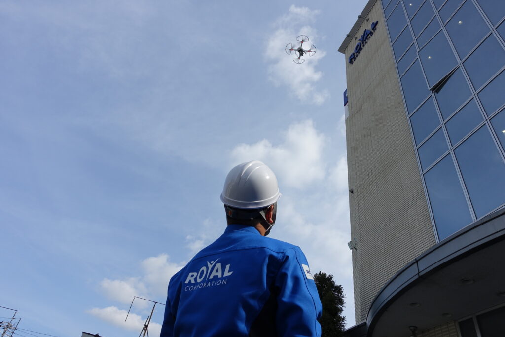 ロイヤルパワーアップスクール広島校敷地内でドローン飛行を行う様子